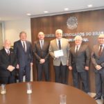 Read more about the article Representantes do XII Encontro Notarial e Registral do RS entregam convite ao presidente da OAB/RS