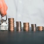 Read more about the article Clipping – Estadão – Com Selic a 13,75%, vale a pena investir em imóveis?
